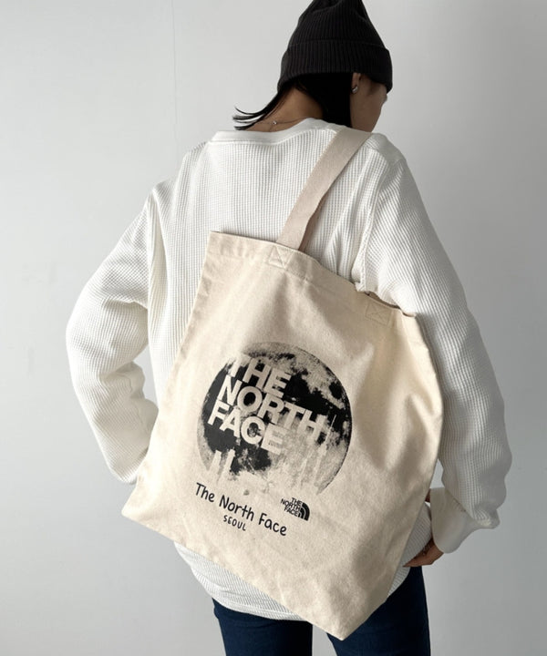 国内未発売 THE NORTH FACE(ザ・ノースフェイス)/A4対応 大容量 プリント コットン キャンバストートバッグ/TNF COTTON TOTE SEOUL | IM12410399 | アイボリー