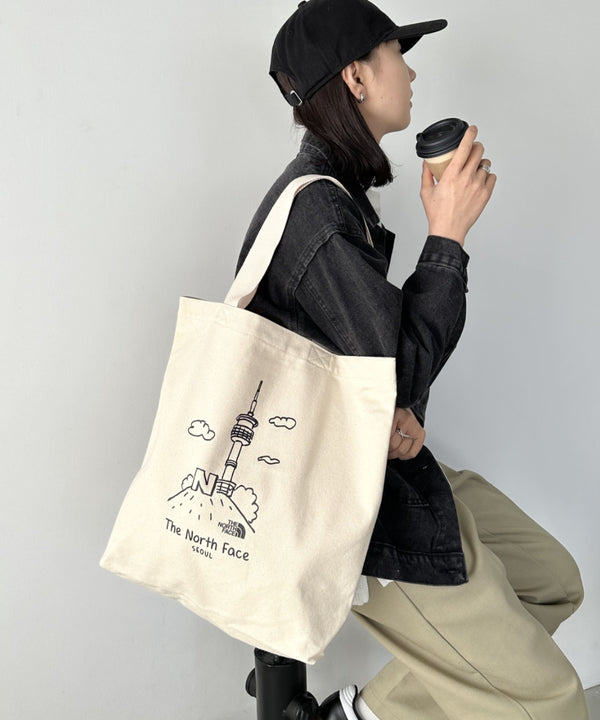 国内未発売 THE NORTH FACE(ザ・ノースフェイス)/A4対応 大容量 プリント コットン キャンバストートバッグ/TNF COTTON TOTE SEOUL | IM12410399 | クリーム