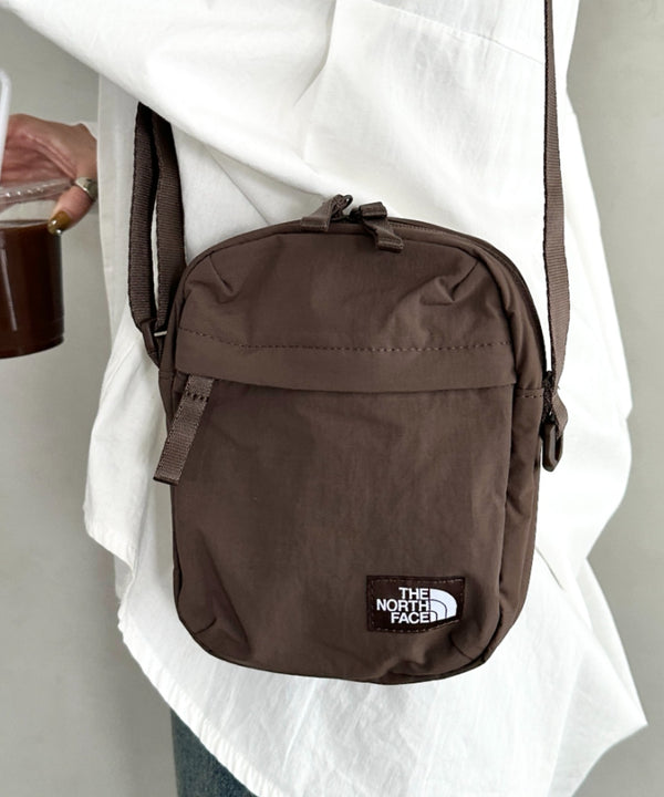 THE NORTH FACE(ザ・ノースフェイス)/長さ調整可能 ワンポイント ロゴ刺繍 ショルダー クロス ミニバッグ/TRAVEL CROSS BAG S | IM1243028 | ブラウン