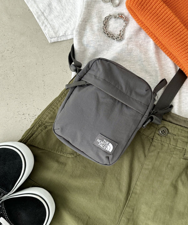 THE NORTH FACE(ザ・ノースフェイス)/長さ調整可能 ワンポイント ロゴ刺繍 ショルダー クロス ミニバッグ/TRAVEL CROSS BAG S | IM1243028 | チャコールグレー
