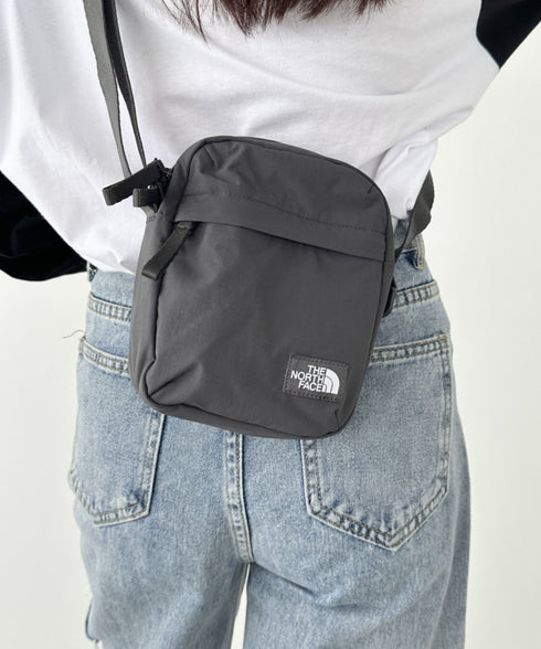 THE NORTH FACE(ザ・ノースフェイス)/長さ調整可能 ワンポイント ロゴ刺繍 ショルダー クロス ミニバッグ/TRAVEL CROSS BAG S | IM1243028 | チャコールグレー