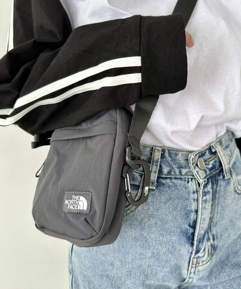 THE NORTH FACE(ザ・ノースフェイス)/長さ調整可能 ワンポイント ロゴ刺繍 ショルダー クロス ミニバッグ/TRAVEL CROSS BAG S | IM1243028 | チャコールグレー