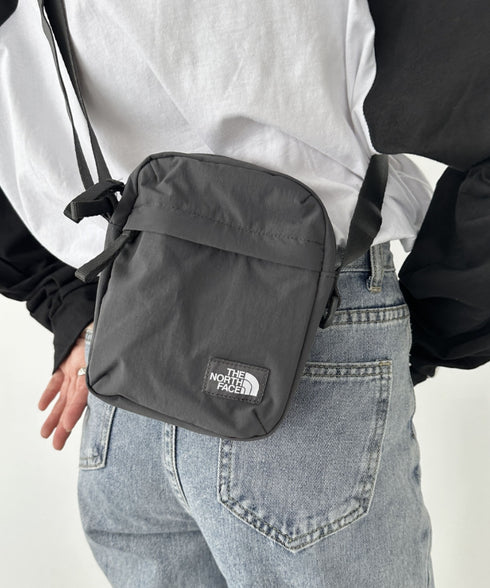 THE NORTH FACE(ザ・ノースフェイス)/長さ調整可能 ワンポイント ロゴ刺繍 ショルダー クロス ミニバッグ/TRAVEL CROSS BAG S | IM1243028 | チャコールグレー