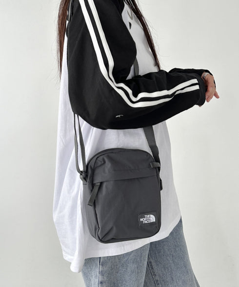 THE NORTH FACE(ザ・ノースフェイス)/長さ調整可能 ワンポイント ロゴ刺繍 ショルダー クロス ミニバッグ/TRAVEL CROSS BAG S | IM1243028 | チャコールグレー
