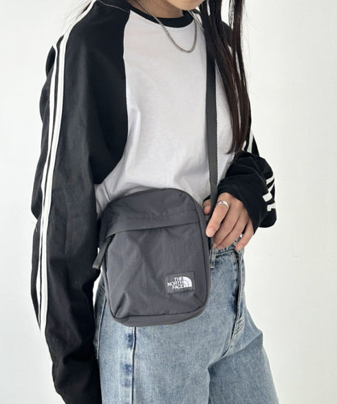 THE NORTH FACE(ザ・ノースフェイス)/長さ調整可能 ワンポイント ロゴ刺繍 ショルダー クロス ミニバッグ/TRAVEL CROSS BAG S | IM1243028 | チャコールグレー