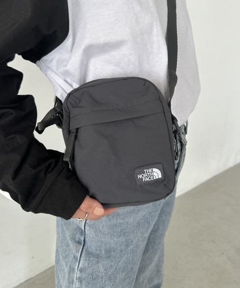 THE NORTH FACE(ザ・ノースフェイス)/長さ調整可能 ワンポイント ロゴ刺繍 ショルダー クロス ミニバッグ/TRAVEL CROSS BAG S | IM1243028 | チャコールグレー