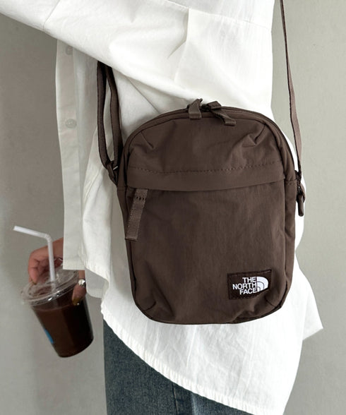 THE NORTH FACE(ザ・ノースフェイス)/長さ調整可能 ワンポイント ロゴ刺繍 ショルダー クロス ミニバッグ/TRAVEL CROSS BAG S | IM1243028 | ブラウン