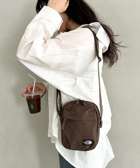 THE NORTH FACE(ザ・ノースフェイス)/長さ調整可能 ワンポイント ロゴ刺繍 ショルダー クロス ミニバッグ/TRAVEL CROSS BAG S | IM1243028 | ブラウン