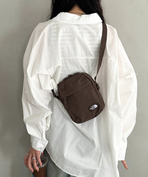 THE NORTH FACE(ザ・ノースフェイス)/長さ調整可能 ワンポイント ロゴ刺繍 ショルダー クロス ミニバッグ/TRAVEL CROSS BAG S | IM1243028 | ブラウン