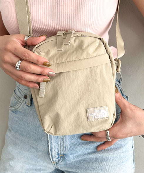 THE NORTH FACE(ザ・ノースフェイス)/長さ調整可能 ワンポイント ロゴ刺繍 ショルダー クロス ミニバッグ/TRAVEL CROSS BAG S | IM1243028 | ライトベージュ