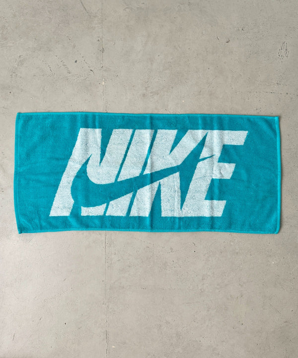 Nike(ナイキ)/ロゴ 文字入り ジャガードタオル ミディアム スポーツタオル | IM6241444 | ブルー