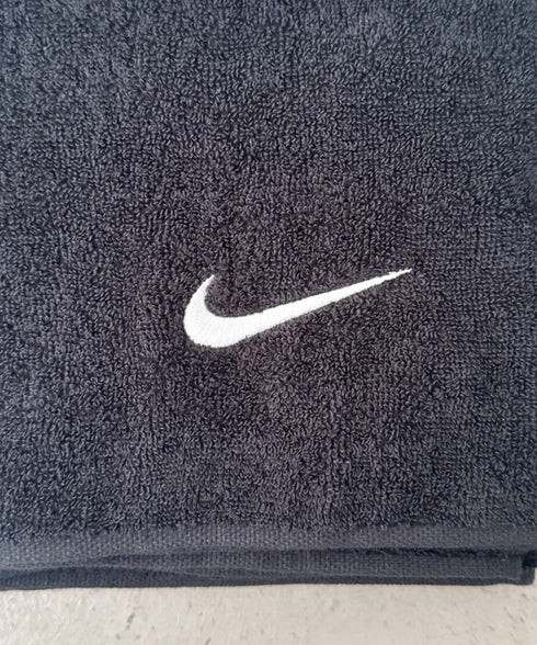 Nike(ナイキ)/ロゴ刺繍 文字入り ソリッドコアタオル ミディアム スポーツタオル | IM6241445 | ブラック
