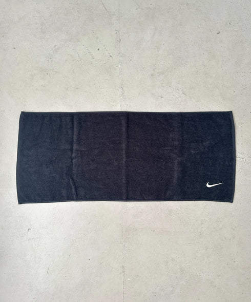 Nike(ナイキ)/ロゴ刺繍 文字入り ソリッドコアタオル ミディアム スポーツタオル | IM6241445 | ブラック