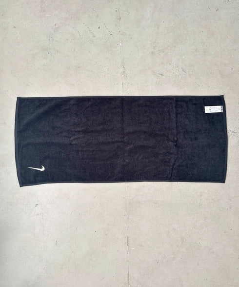 Nike(ナイキ)/ロゴ刺繍 文字入り ソリッドコアタオル ミディアム スポーツタオル | IM6241445 | ブラック
