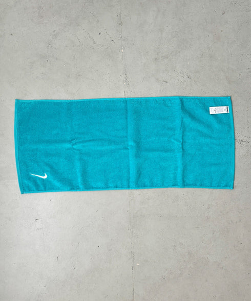 Nike(ナイキ)/ロゴ刺繍 文字入り ソリッドコアタオル ミディアム スポーツタオル | IM6241445 | ブルー