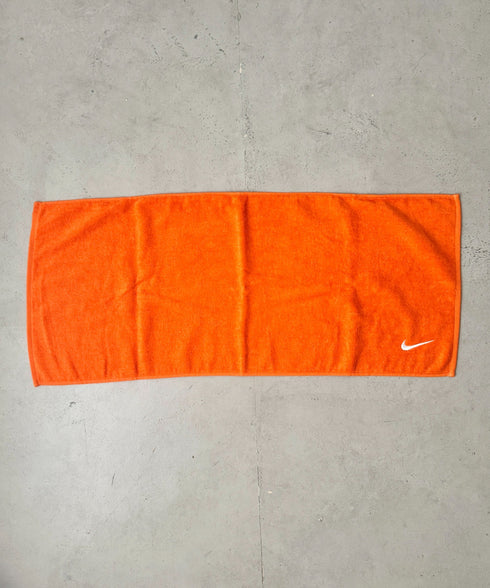 Nike(ナイキ)/ロゴ刺繍 文字入り ソリッドコアタオル ミディアム スポーツタオル | IM6241445 | オレンジ