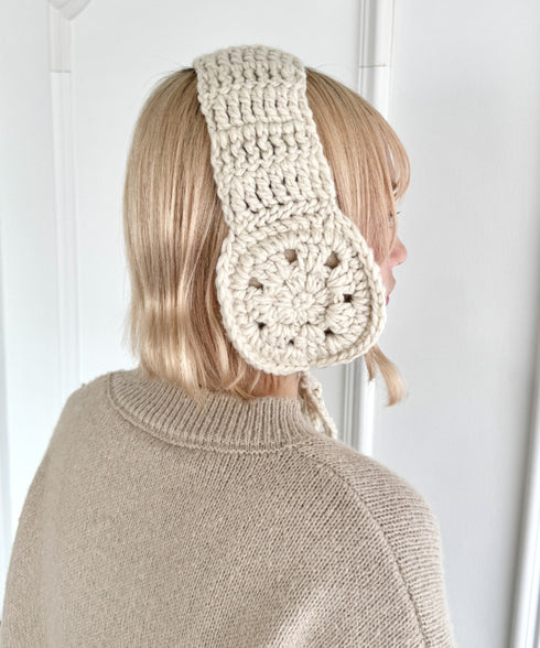 フラワークロシェ編みポンポンイヤーマフ | NU6244042 | アイボリー