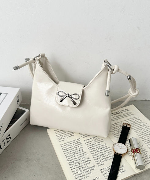 リボンモチーフワンハンドルPUホーボーバッグ | CL1246027 | アイボリー