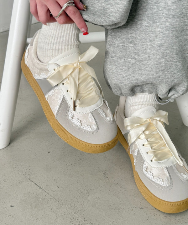 サテンリボンレースジャーマントレーナーシューズ | NU3255086 | アイボリー