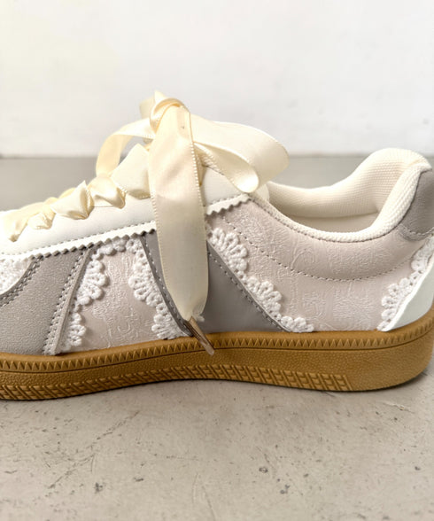 サテンリボンレースジャーマントレーナーシューズ | NU3255086 | アイボリー