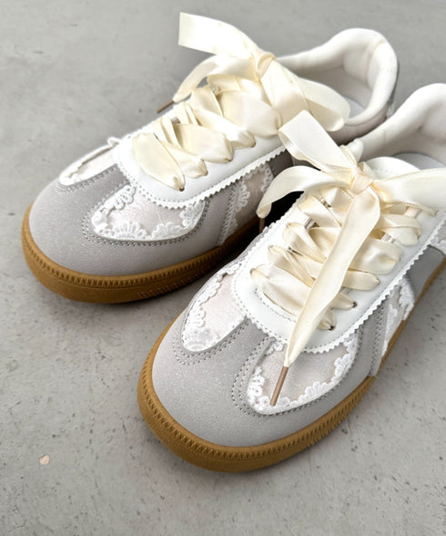 サテンリボンレースジャーマントレーナーシューズ | NU3255086 | アイボリー
