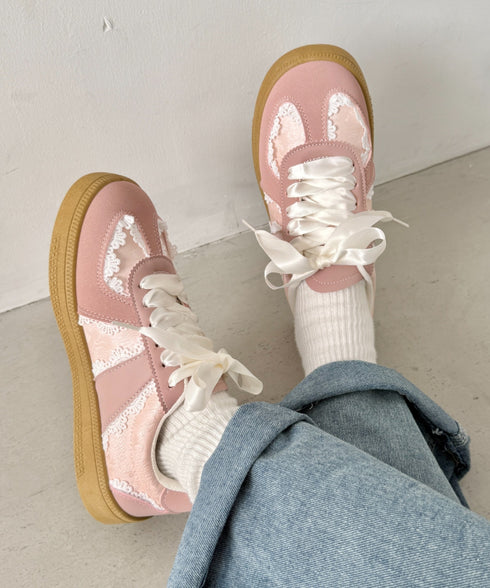 サテンリボンレースジャーマントレーナーシューズ | NU3255086 | ピンク