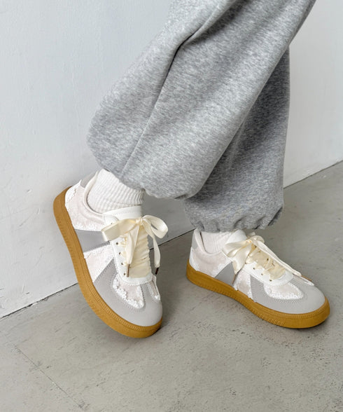 サテンリボンレースジャーマントレーナーシューズ | NU3255086 | アイボリー