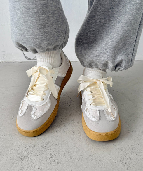 サテンリボンレースジャーマントレーナーシューズ | NU3255086 | アイボリー