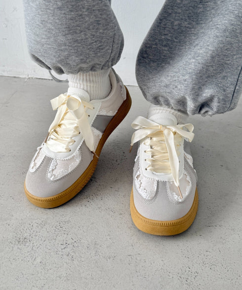 サテンリボンレースジャーマントレーナーシューズ | NU3255086 | アイボリー