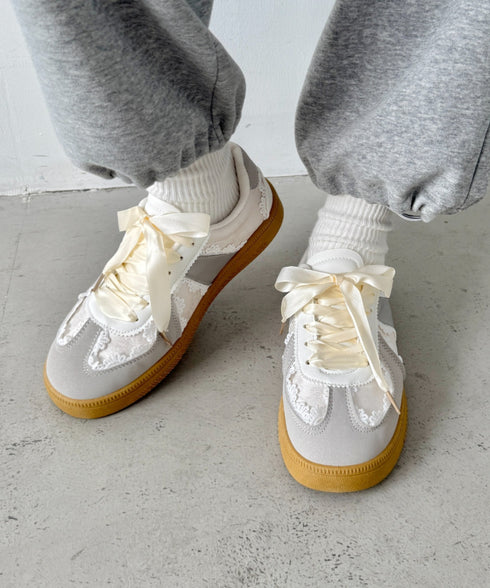 サテンリボンレースジャーマントレーナーシューズ | NU3255086 | アイボリー