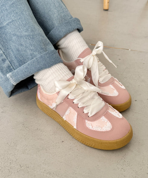 サテンリボンレースジャーマントレーナーシューズ | NU3255086 | ピンク