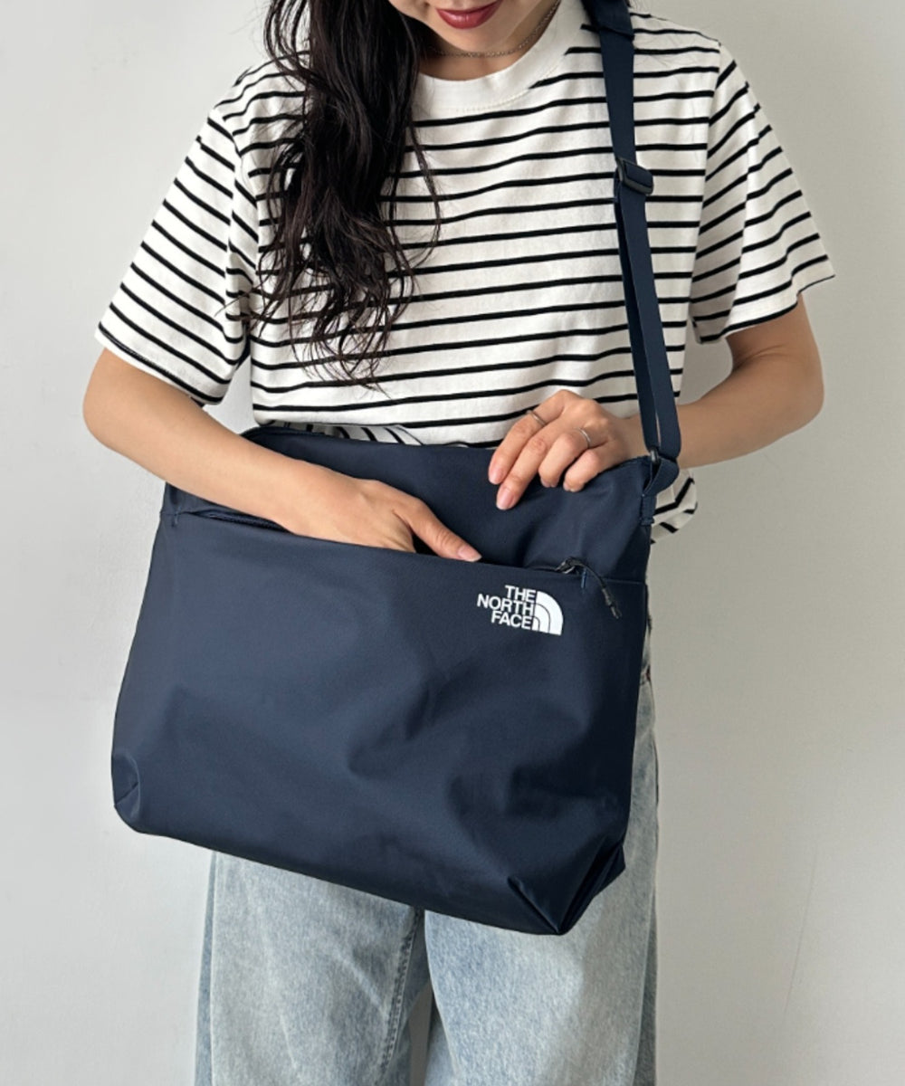 THE NORTH FACE(ザ・ノースフェイス)/軽量 A4サイズ収納可能 ロゴ