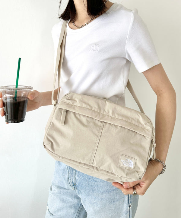 THE NORTH FACE(ザ・ノースフェイス)/軽量 ワンポイントロゴ ショルダー クロスバッグ/TRAVEL CROSS BAG M | IM1251053 | サンドベージュ