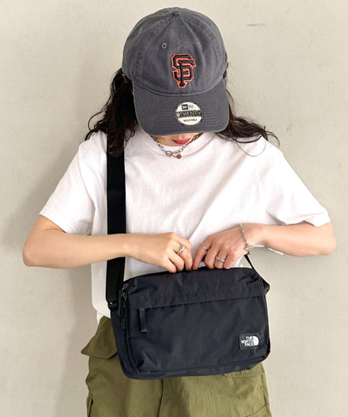 THE NORTH FACE(ザ・ノースフェイス)/軽量 ワンポイントロゴ ショルダー クロスバッグ/TRAVEL CROSS BAG M | IM1251053 | ブラック
