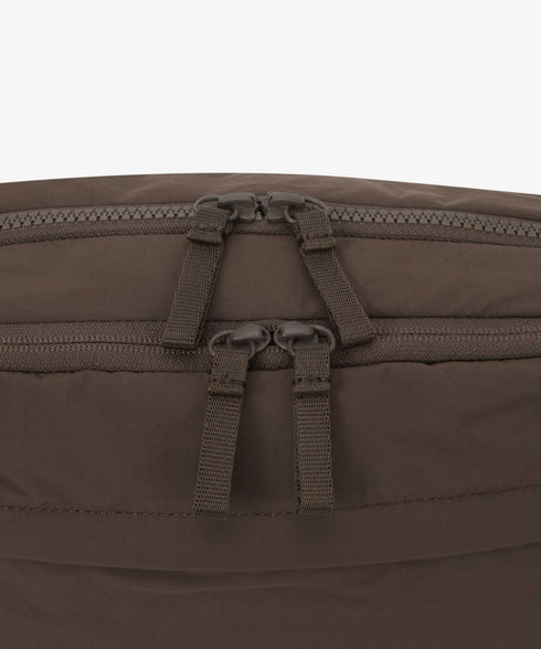 国内未発売 THE NORTH FACE(ザ・ノースフェイス)/軽量 ワンポイントロゴ ショルダー クロスバッグ/TRAVEL CROSS BAG M | MEN,WOMEN | IM1251053 | ブラウン