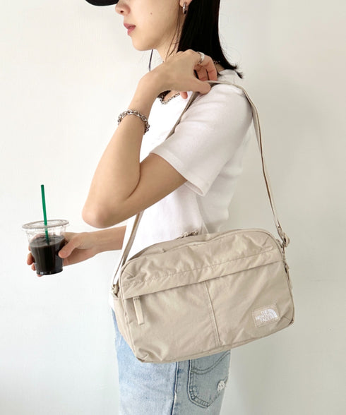 THE NORTH FACE(ザ・ノースフェイス)/軽量 ワンポイントロゴ ショルダー クロスバッグ/TRAVEL CROSS BAG M | IM1251053 | サンドベージュ