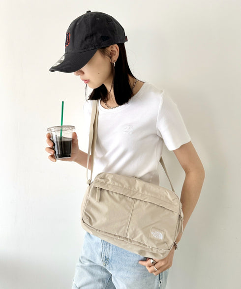 THE NORTH FACE(ザ・ノースフェイス)/軽量 ワンポイントロゴ ショルダー クロスバッグ/TRAVEL CROSS BAG M | IM1251053 | サンドベージュ