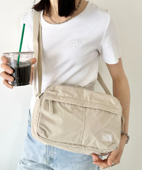 THE NORTH FACE(ザ・ノースフェイス)/軽量 ワンポイントロゴ ショルダー クロスバッグ/TRAVEL CROSS BAG M | IM1251053 | サンドベージュ