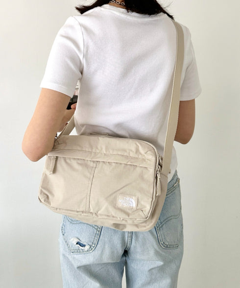 THE NORTH FACE(ザ・ノースフェイス)/軽量 ワンポイントロゴ ショルダー クロスバッグ/TRAVEL CROSS BAG M | IM1251053 | サンドベージュ