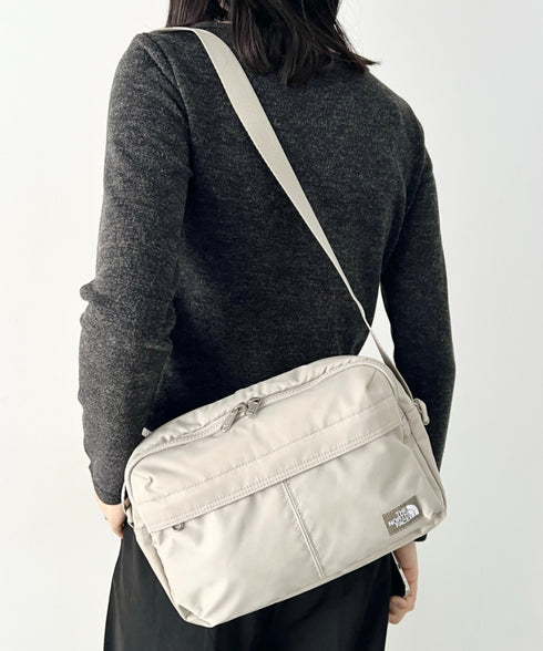 THE NORTH FACE(ザ・ノースフェイス)/軽量 ワンポイントロゴ ショルダー クロスバッグ/TRAVEL CROSS BAG M | IM1251053 | グレイッシュベージュ