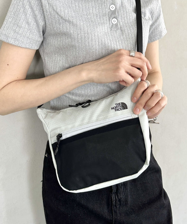THE NORTH FACE(ザ・ノースフェイス)/軽量 ロゴプリント ミニ ショルダー クロスバッグ/MT LITE CROSS BAG | IM1251064 | ライトグレー