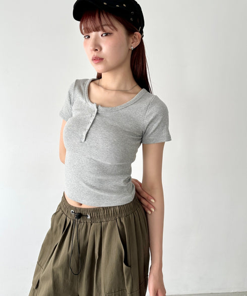 スナップボタンヘンリーネックコンパクトトップス | BA2252011 | グレー