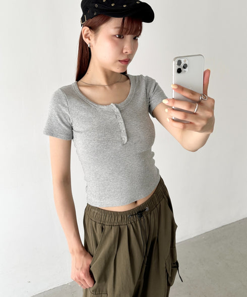 スナップボタンヘンリーネックコンパクトトップス | BA2252011 | グレー