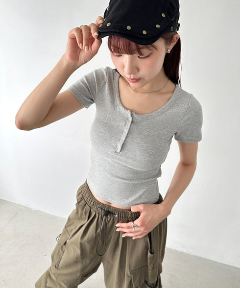 スナップボタンヘンリーネックコンパクトトップス | BA2252011 | グレー