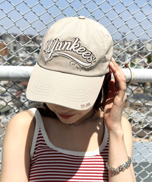 MLB KOREA(エムエルビーコリア)/ヴィンテージ ダメージ ロゴ刺繍 ベースボール キャップ 帽子/varsity vintage unstructured ball-cap | AT5252017 | ベージュ