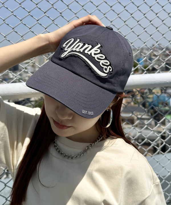 MLB KOREA(エムエルビーコリア)/ヴィンテージ ダメージ ロゴ刺繍 ベースボール キャップ 帽子/varsity vintage unstructured ball-cap | AT5252017 | ダークグレー
