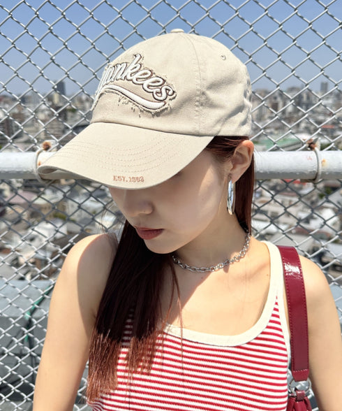 MLB KOREA(エムエルビーコリア)/ヴィンテージ ダメージ ロゴ刺繍 ベースボール キャップ 帽子/varsity vintage unstructured ball-cap | AT5252017 | ベージュ