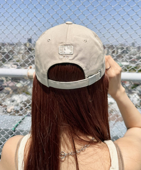 MLB KOREA(エムエルビーコリア)/ヴィンテージ ダメージ ロゴ刺繍 ベースボール キャップ 帽子/varsity vintage unstructured ball-cap | AT5252017 | ベージュ