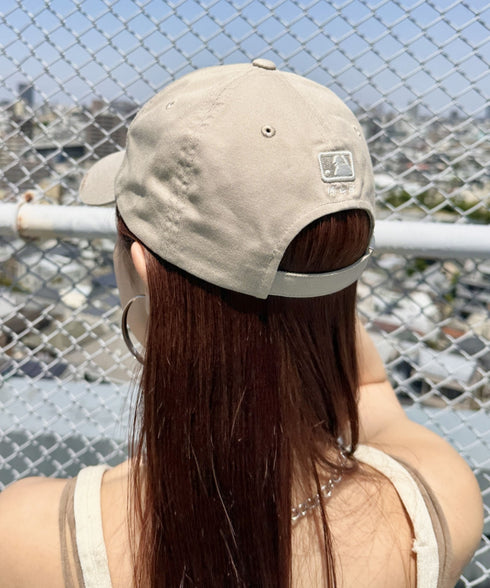 MLB KOREA(エムエルビーコリア)/ヴィンテージ ダメージ ロゴ刺繍 ベースボール キャップ 帽子/varsity vintage unstructured ball-cap | AT5252017 | ベージュ