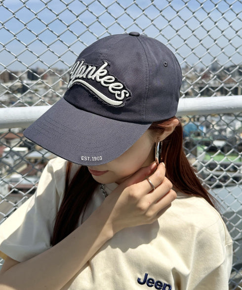 MLB KOREA(エムエルビーコリア)/ヴィンテージ ダメージ ロゴ刺繍 ベースボール キャップ 帽子/varsity vintage unstructured ball-cap | AT5252017 | ダークグレー